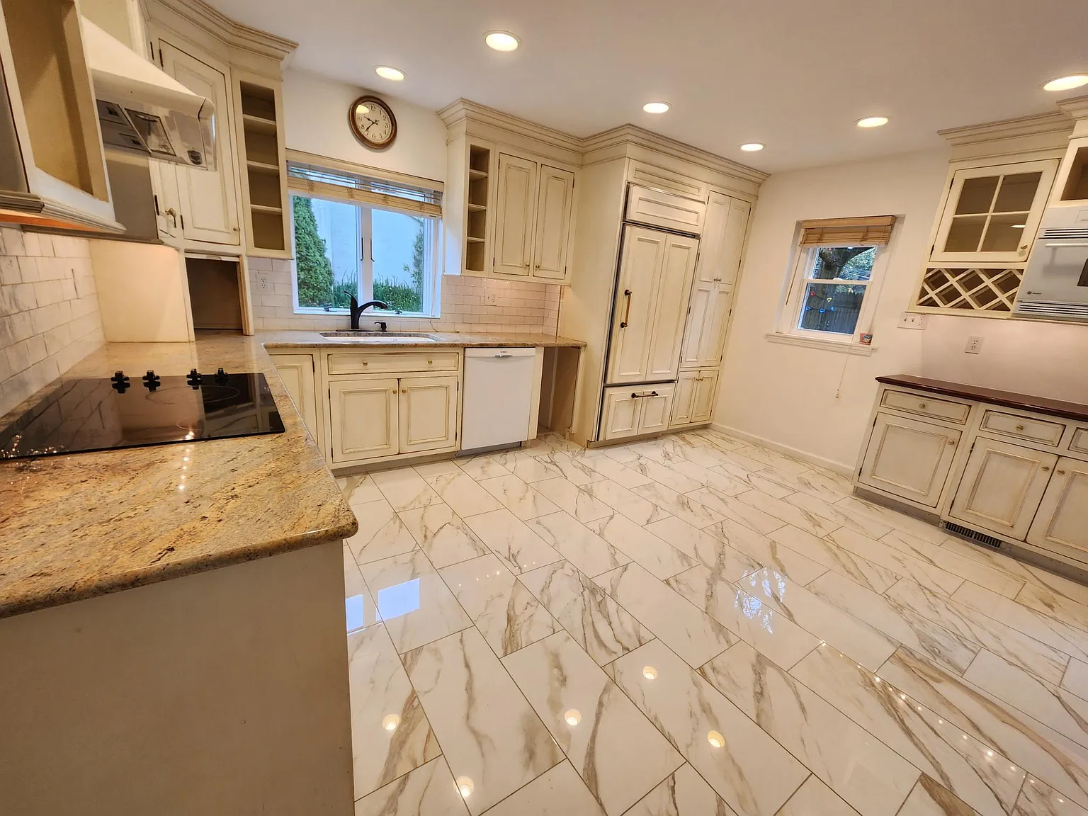 4 bed, 2.5 bath, 2563 sqft, $4,900 — Photo 3