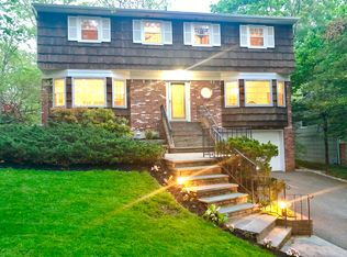 8 Harvest Hill Ln, Huntington, NY 11743