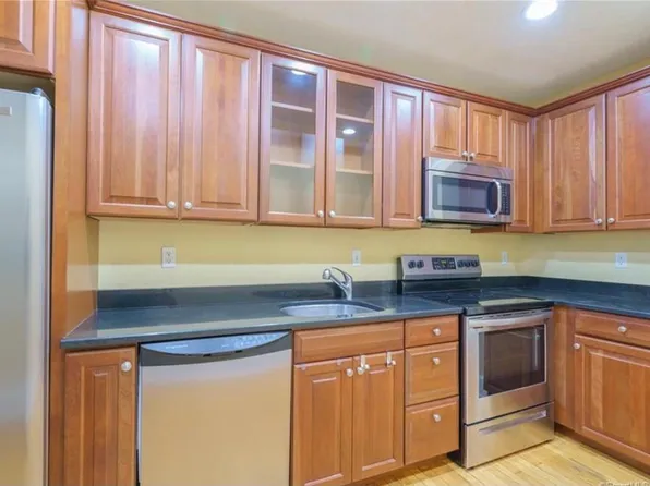 32 Robin Rd APT 4, West Hartford, CT 06119