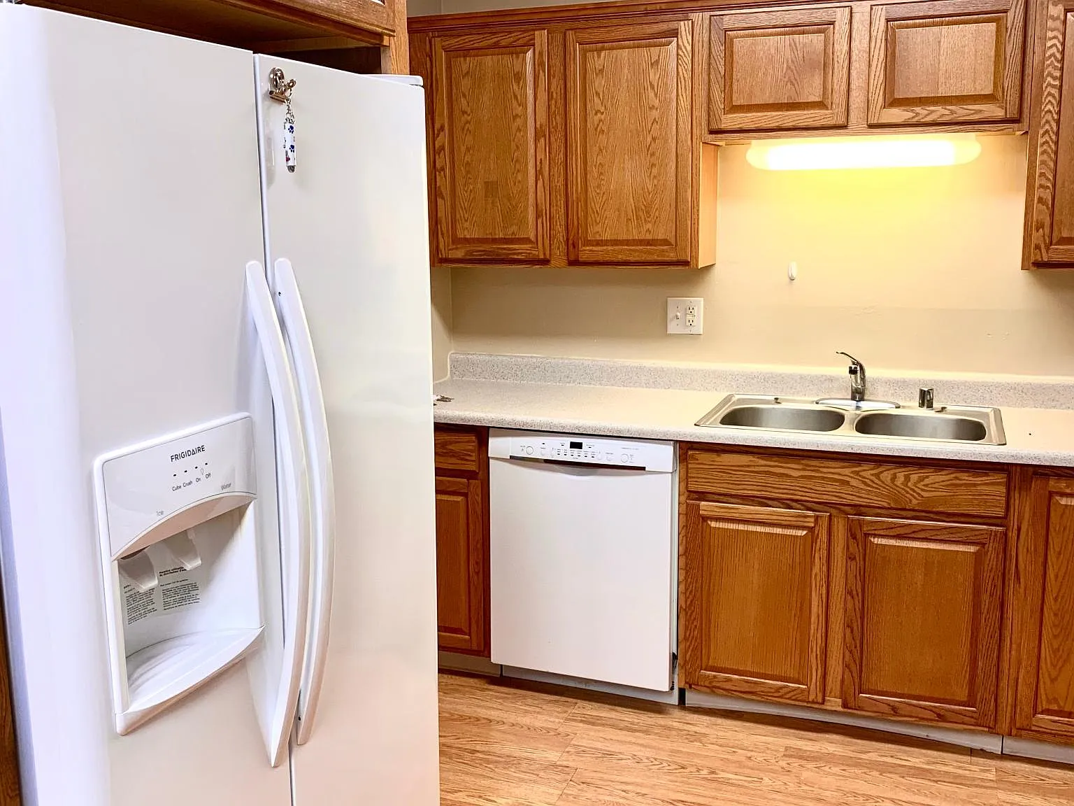3 bed, 975 sqft, $1,822 — Photo 2