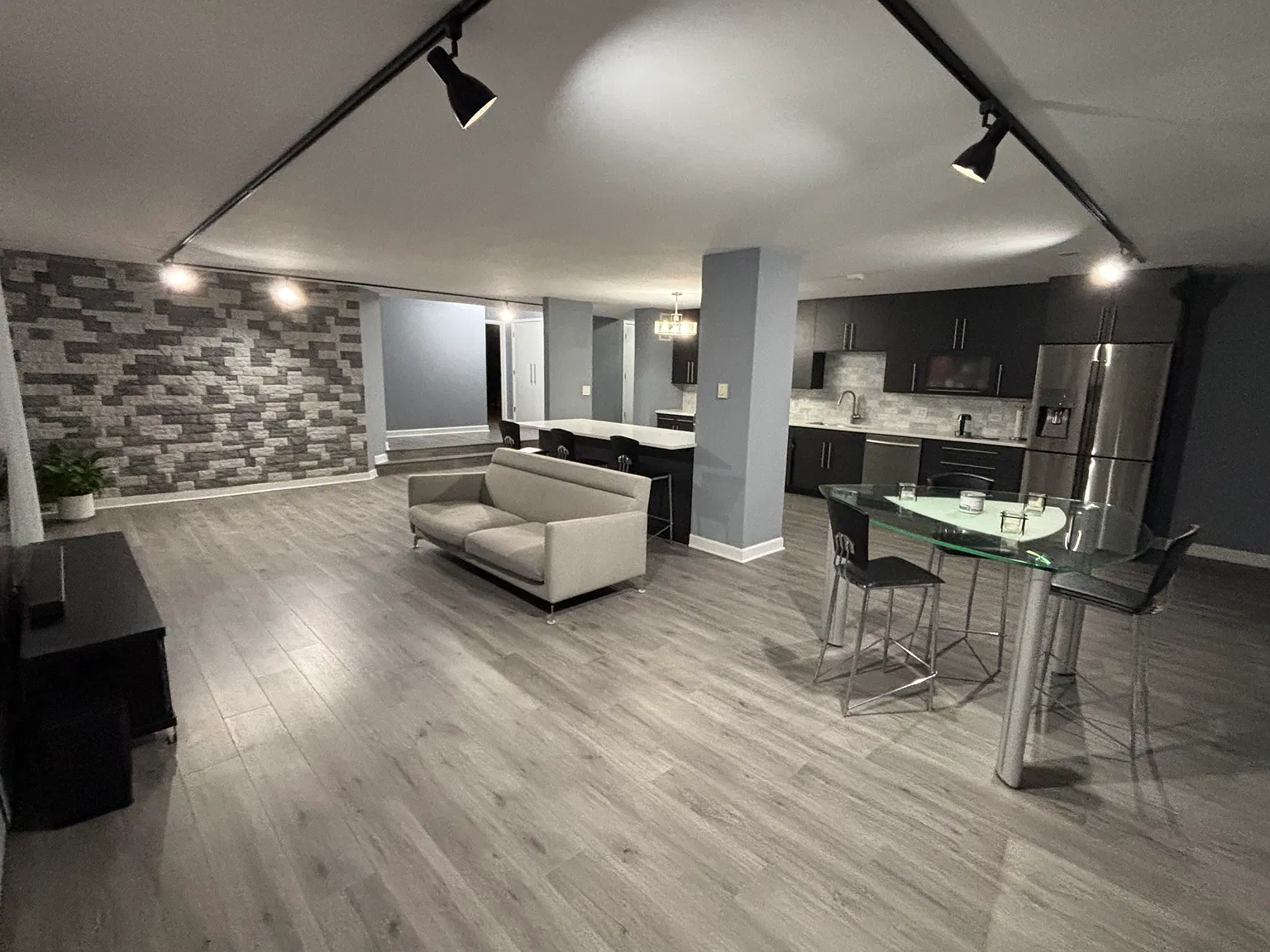 2 bed, 1600 sqft, $3,000 — Photo 3