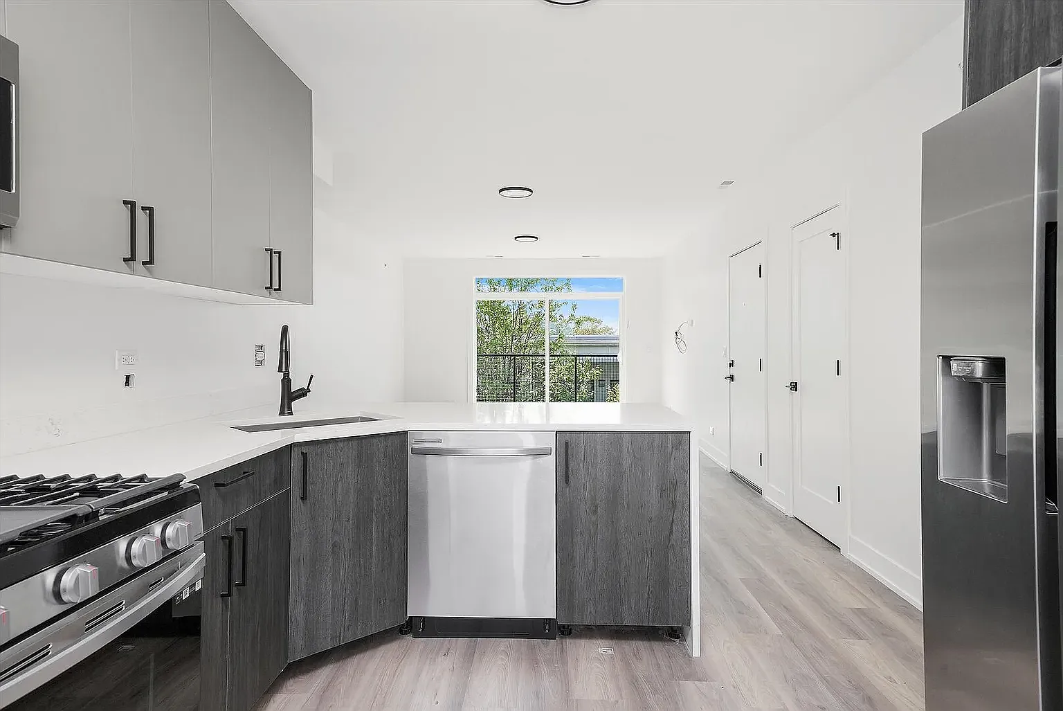 2030 Greenwood St — Photo 3