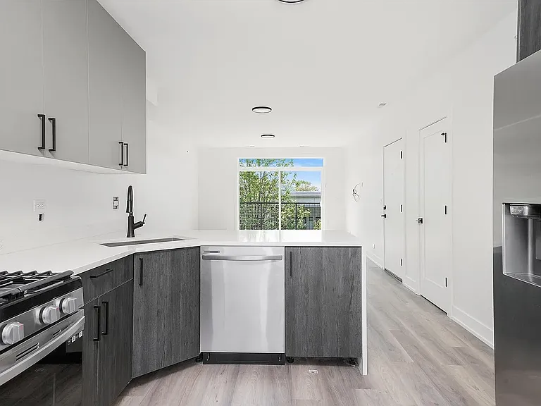 2030 Greenwood St — Photo 3