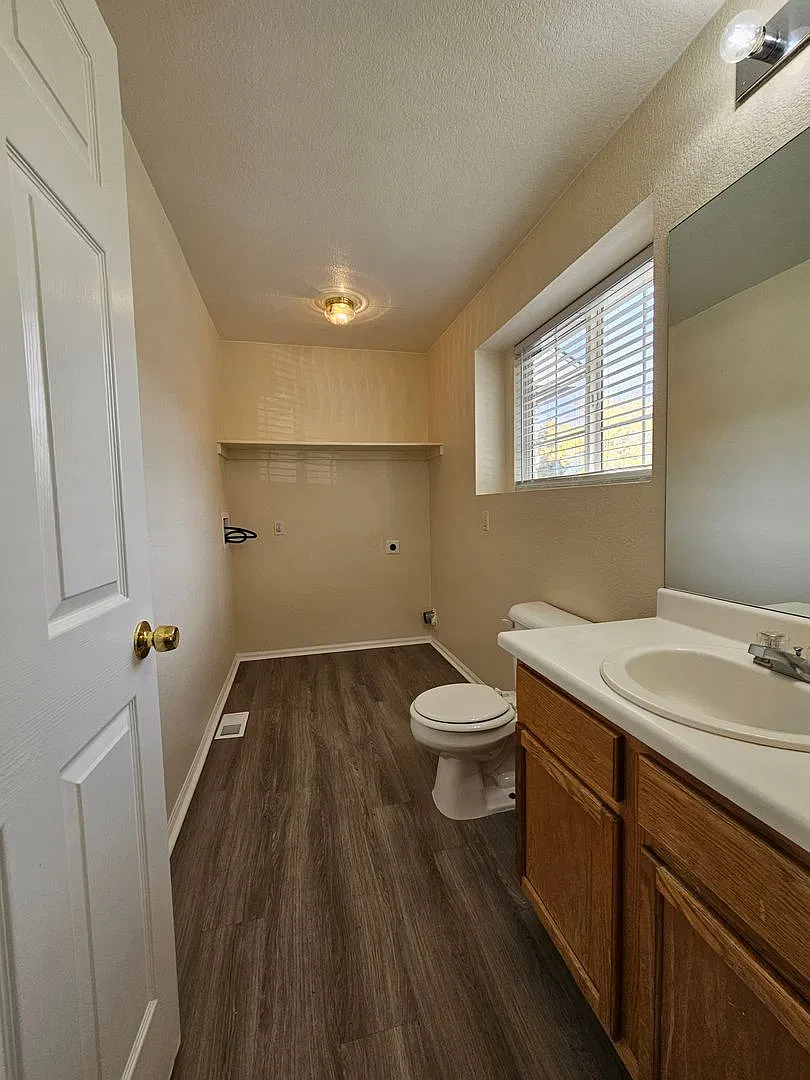 Adorable & Roomy 3 Bed 2 1/2 Bath Townhome Steps From Buckley AFB — Photo 4