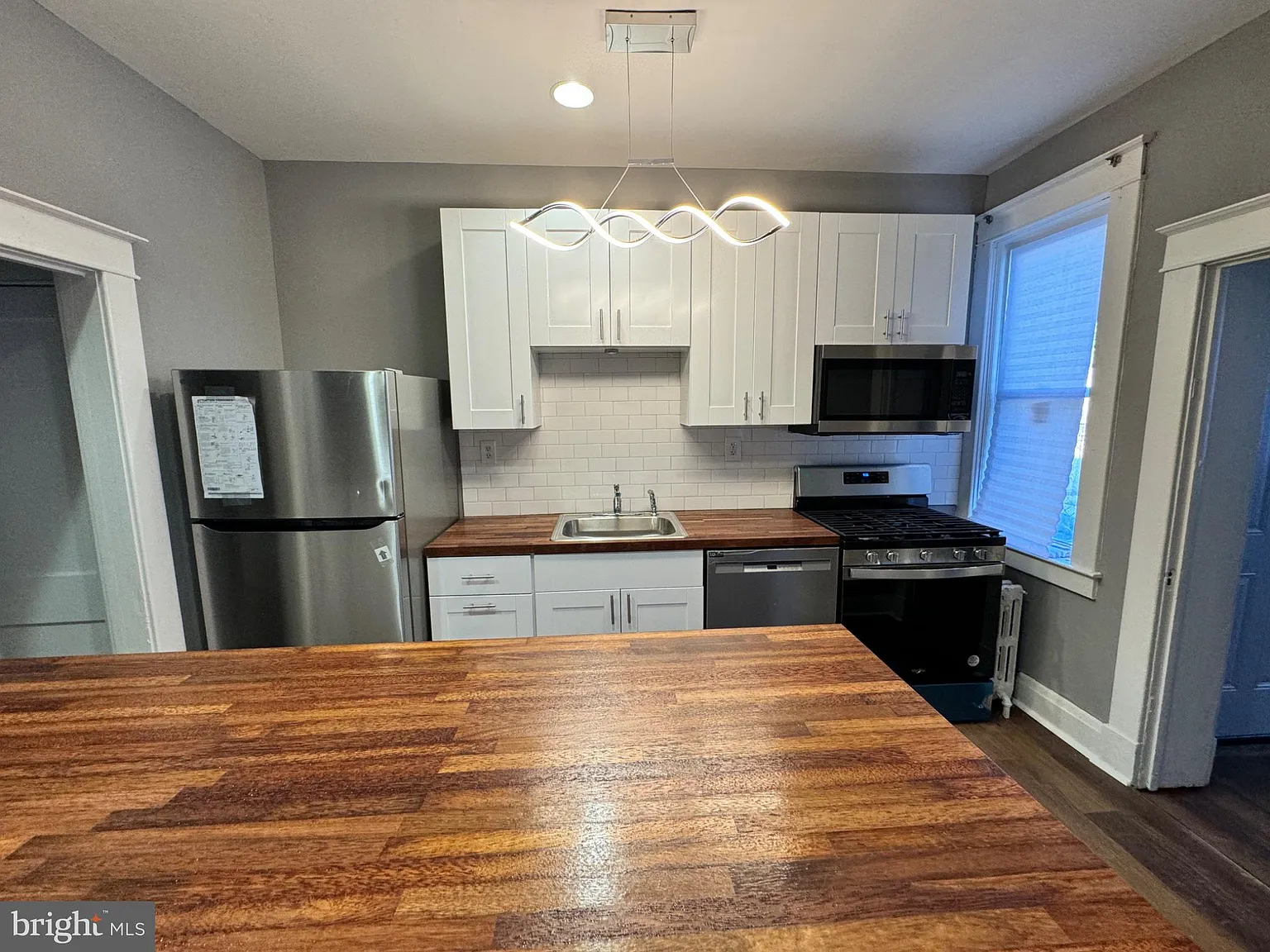 3 bed, 2.5 bath, 1865 sqft, $1,900 — Photo 2