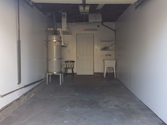 Single Garage with Washer and Dryer hook-up (gas)