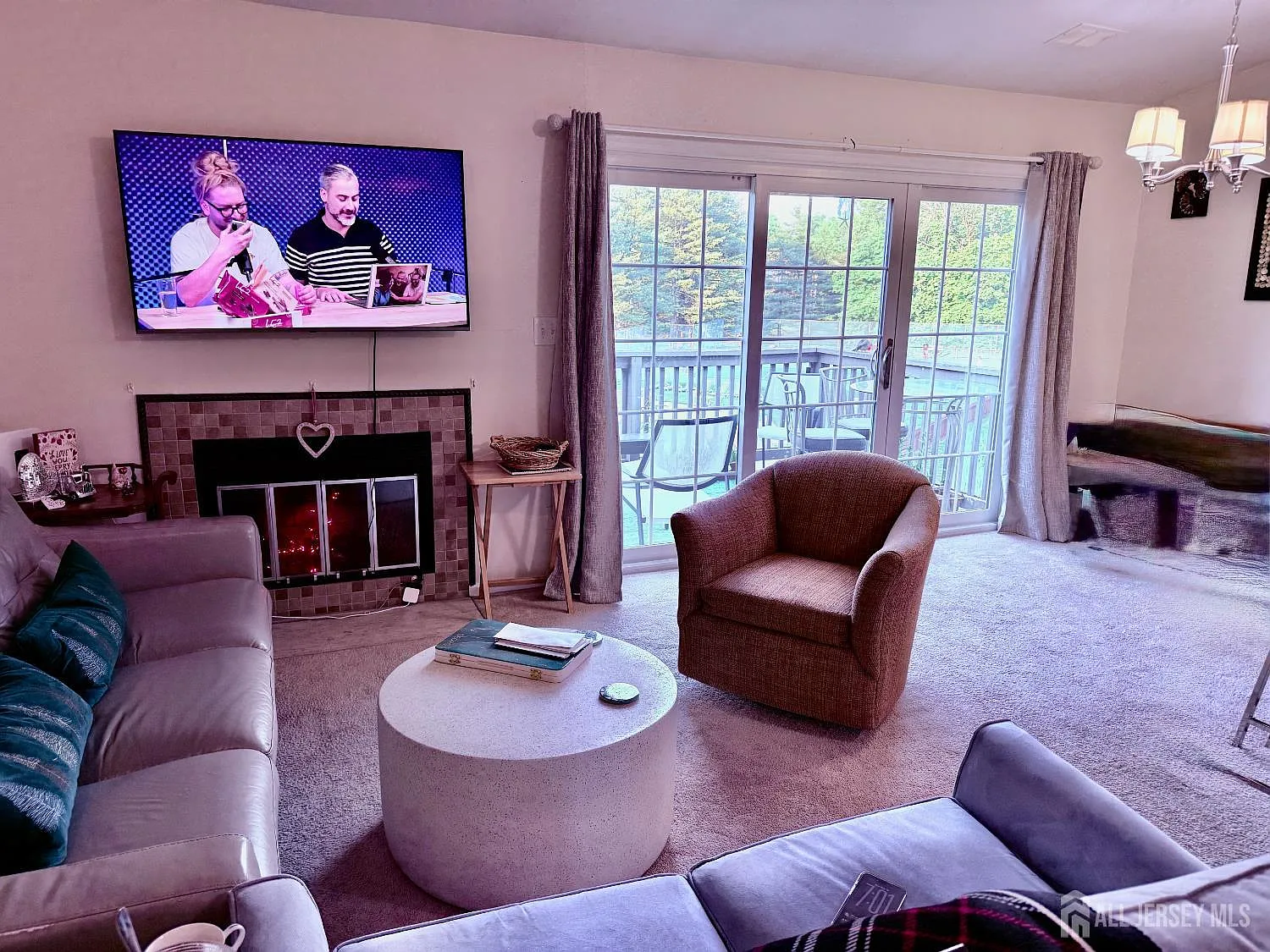 2 bed, 2.0 bath, 1025 sqft, $2,300 — Photo 2
