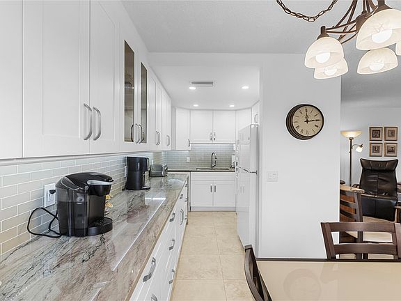 5th image of 210 Oakridge N #210