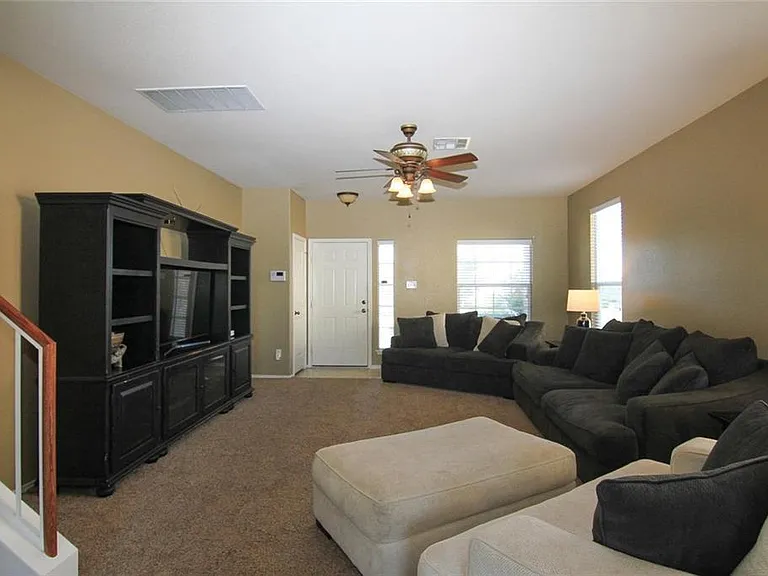 2705 Overton St — Photo 4