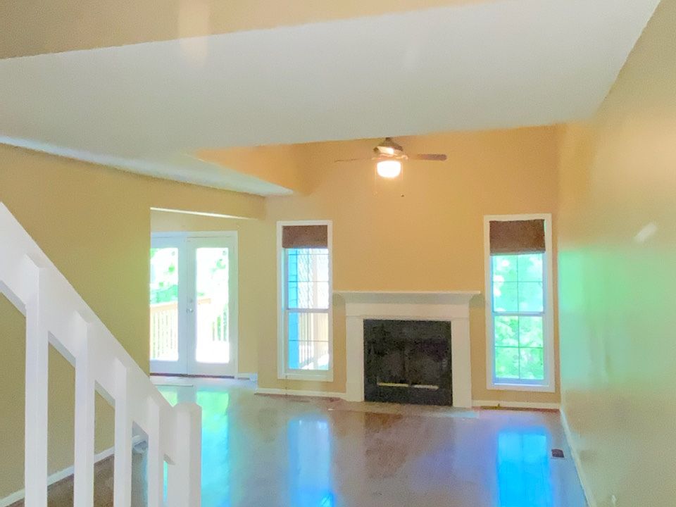 2nd image of 915 Edgewater Cir