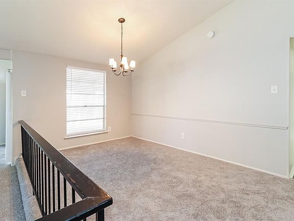5th image of 2215 Woodglen Dr