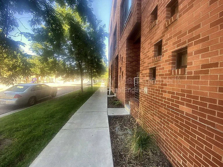 2200 Tremont Pl #6 — Photo 2