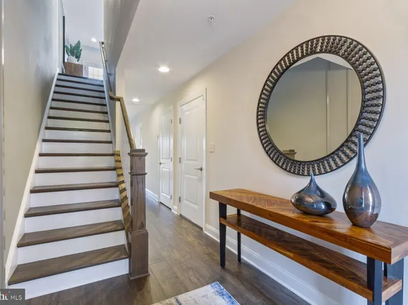 127 Higher Rock Ct, North Wales, PA 19454