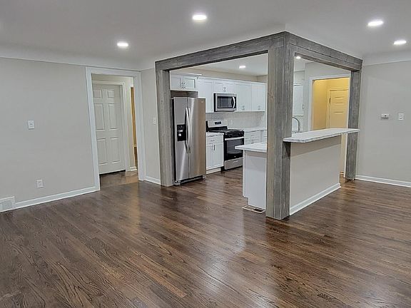 3rd image of 23851 Seneca Ave