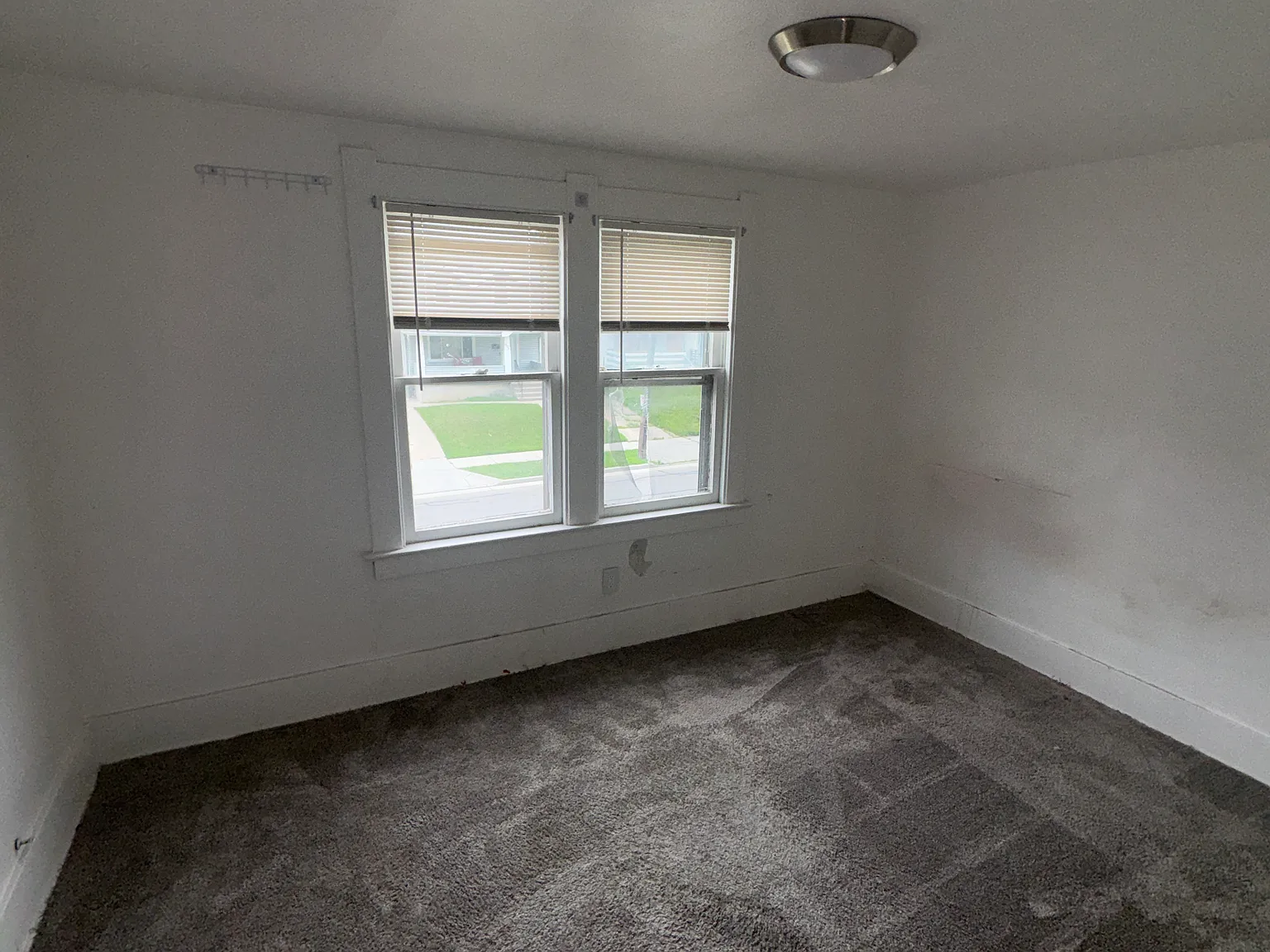 3 bed, 1.5 bath, 1126 sqft, $1,100 — Photo 2