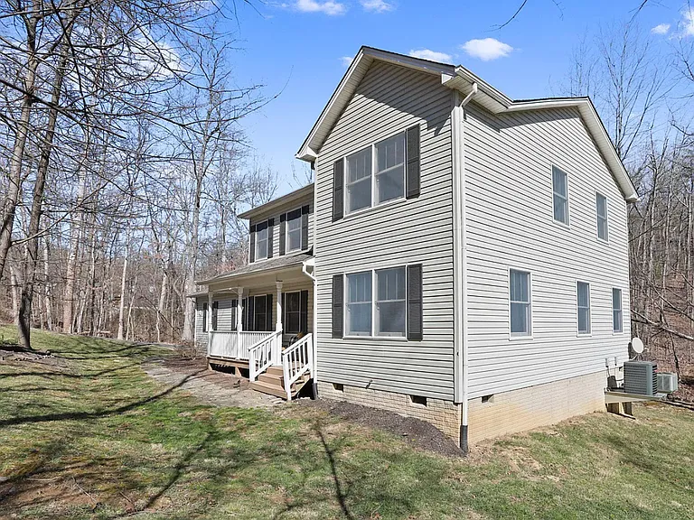 627 Lakeview Dr — Photo 3