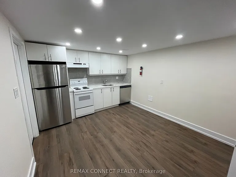 1394 Largo Cres #LOWER — Photo 12