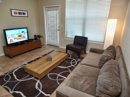 BP3C901-727-living-area-with-flat-screen-tv