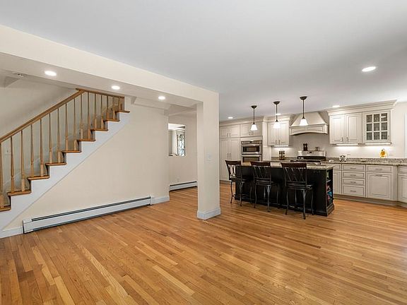5th image of 83 Lakeshore Dr