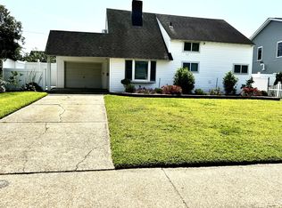 12 Elves Ln, Levittown, NY 11756
