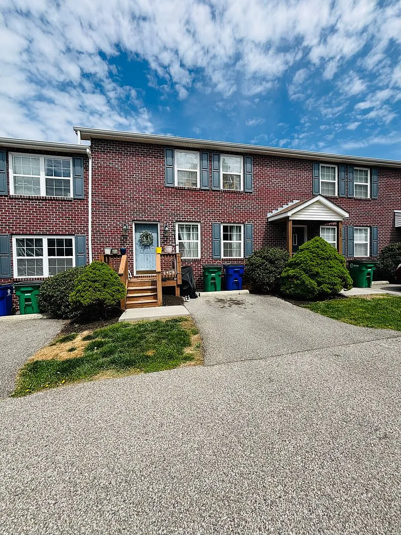 3 Bedroom 2 Bath Townhouse — Photo 1