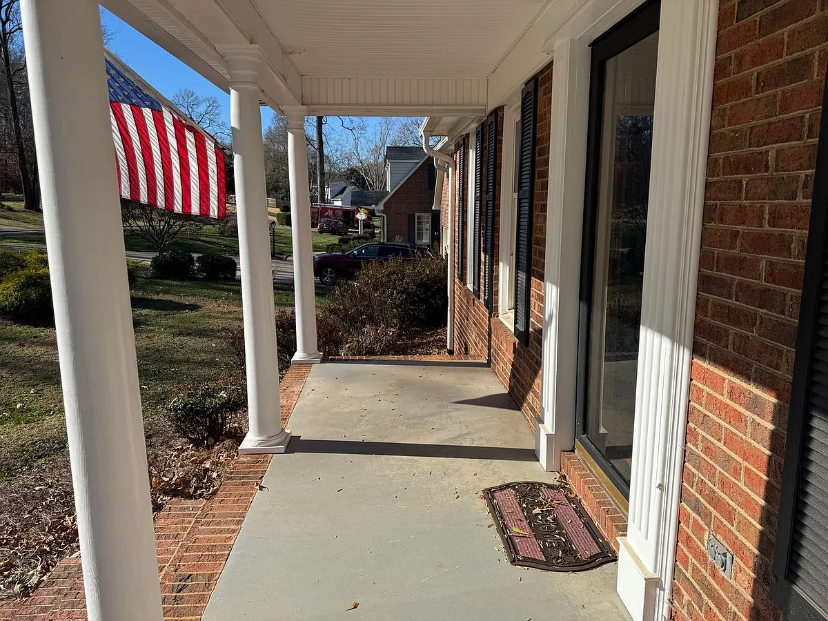 Building Photo - 307 Fallingbrook Dr