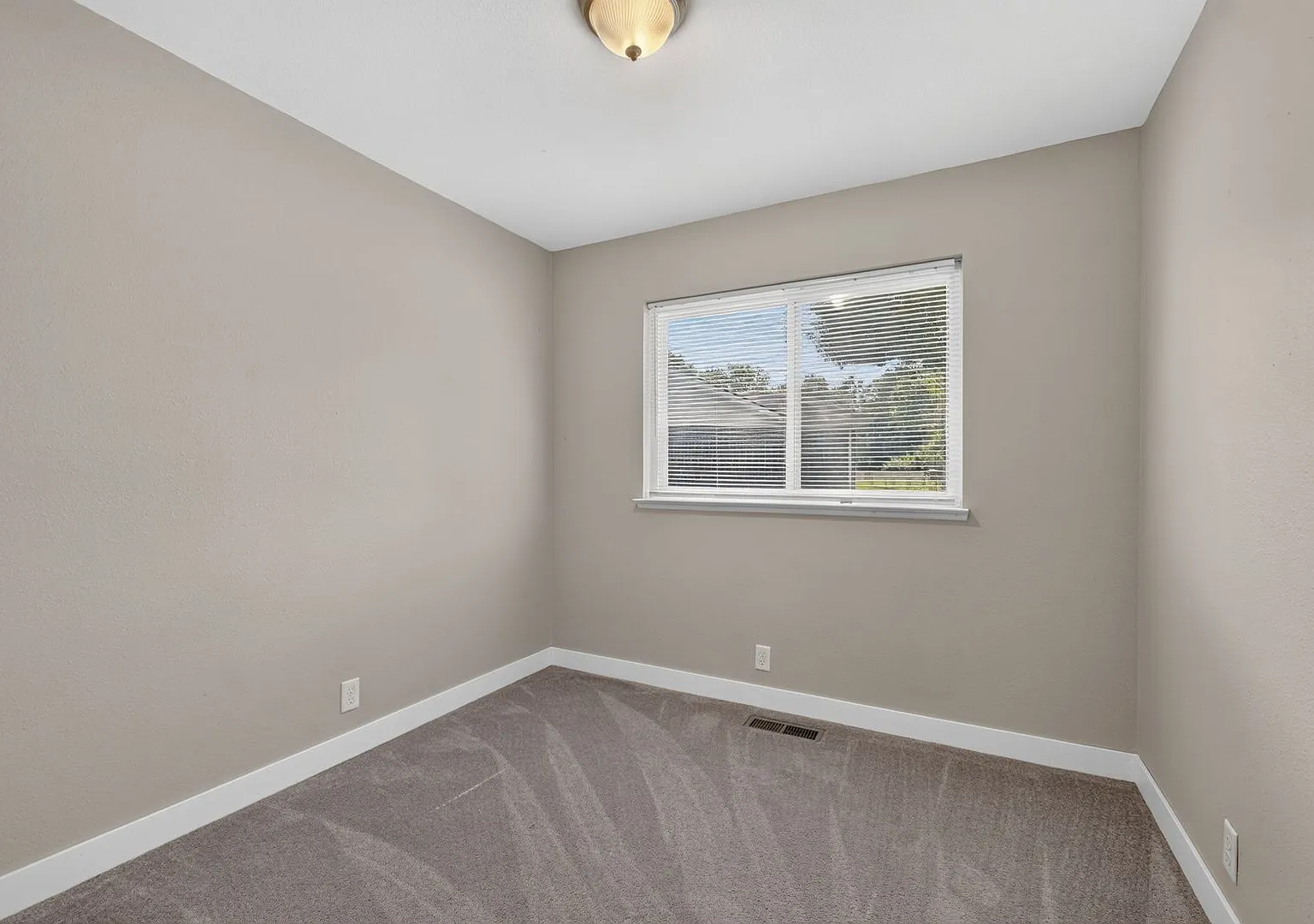 You don't want to miss this completely rehabbed ranch home conveniently located in a cozy cul-de-... — Photo 2