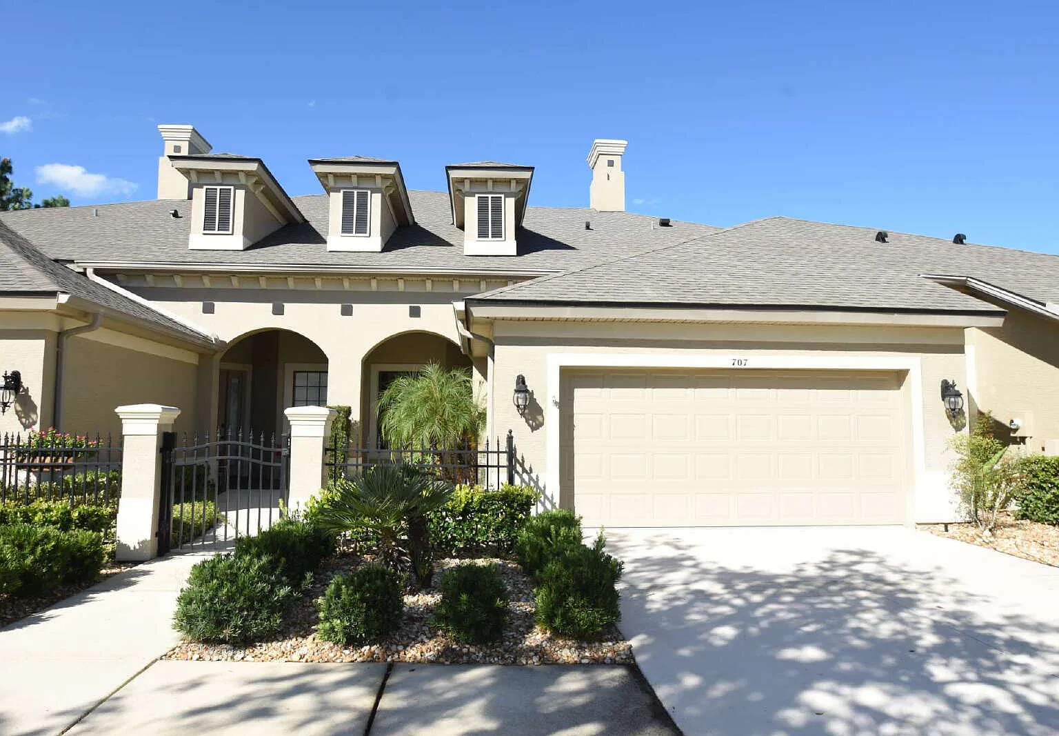 2 bed, 2.0 bath, 2100 sqft, $2,700 — Photo 1
