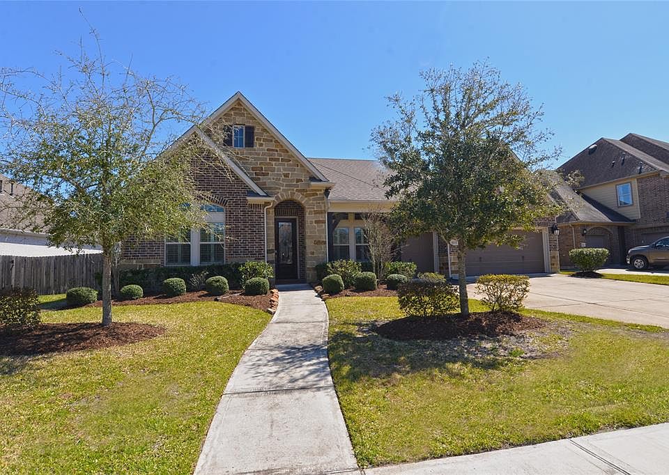1-story double split plan with full 3-car garage