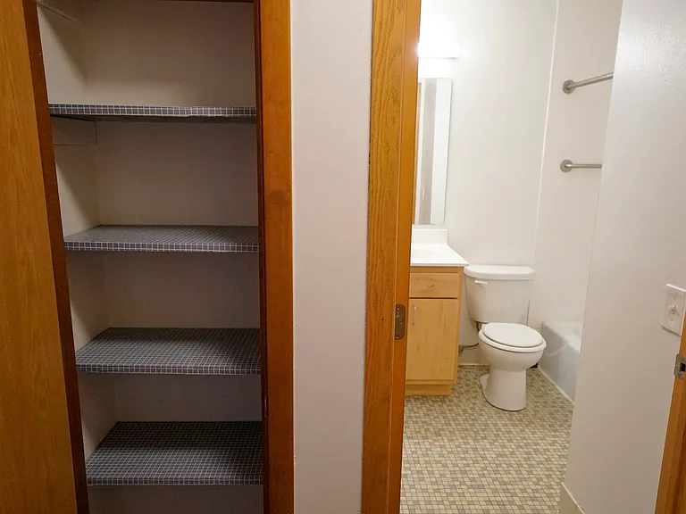 Rolling Hills Apartments — Photo 17