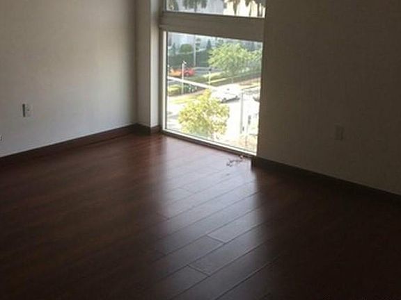 4th image of 1037 West Ave