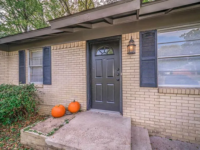 812 Glencrest Ln — Photo 2