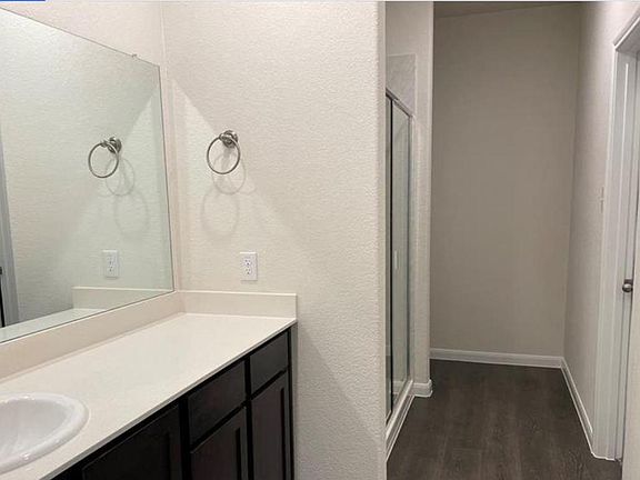 4th image of 3907 Oak Creek Cir