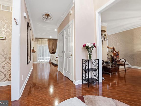 4th image of 3749 Sipler Ln