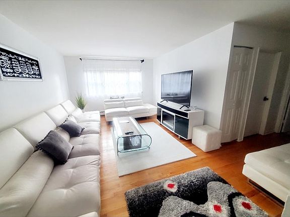 4th image of 6163 N Kenmore Ave #302