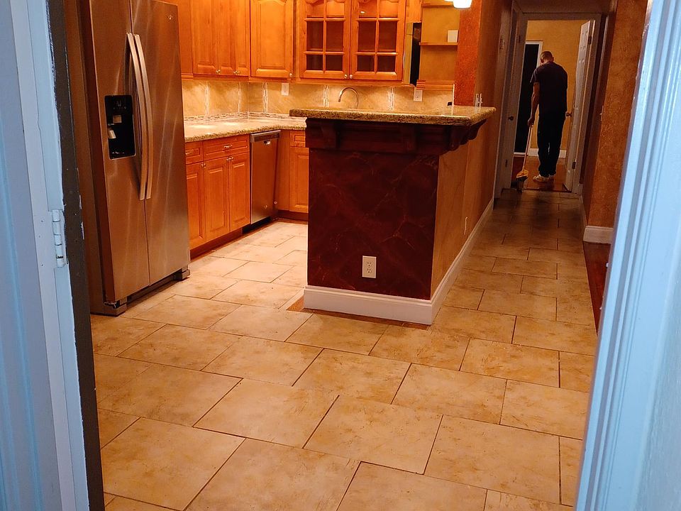 1st image of 575 Burgundy St #L