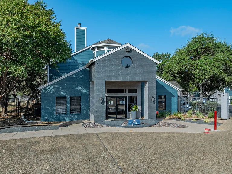 Apex Apartments — Photo 6