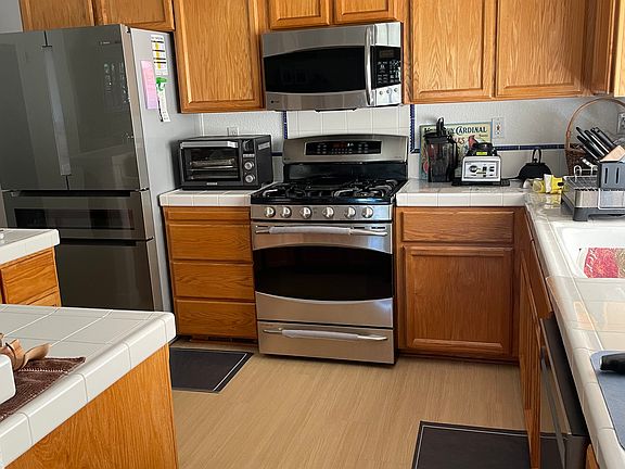Bosch upgraded refrigerator, set your temp for personal beverage or wine, filtered water at sink too
