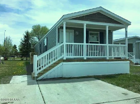 4704 Golden Gate Dr, Grand Forks, ND 58203