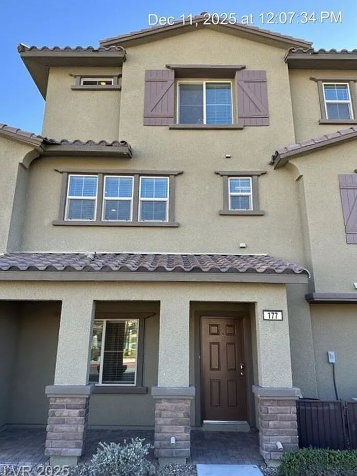3 bed, 3.5 bath, 1647 sqft, $2,425 — Photo 2