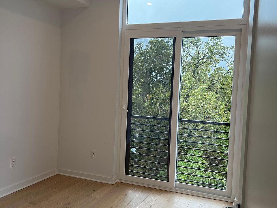 Nice high ceilings, recessed lighting and spacious bedroom overlooking city view. Juliet balcony for a nice breeze.