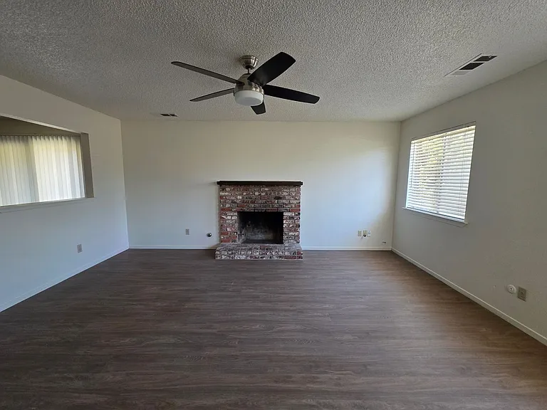1723-1725 E Vassar Dr — Photo 2