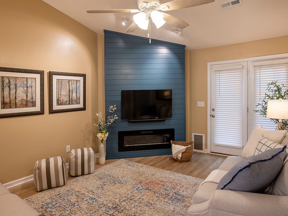 1st image of 102 Palm Ct