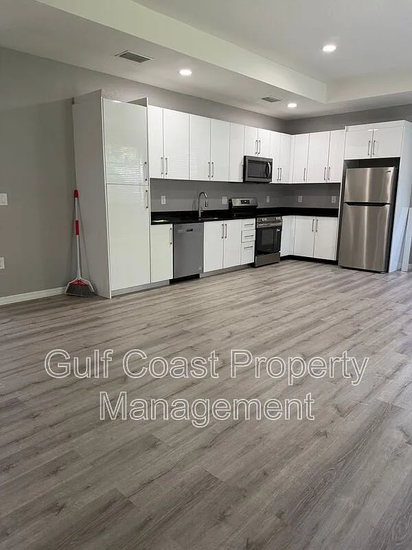 3 bed, 2.0 bath, 1310 sqft, $1,700 — Photo 3