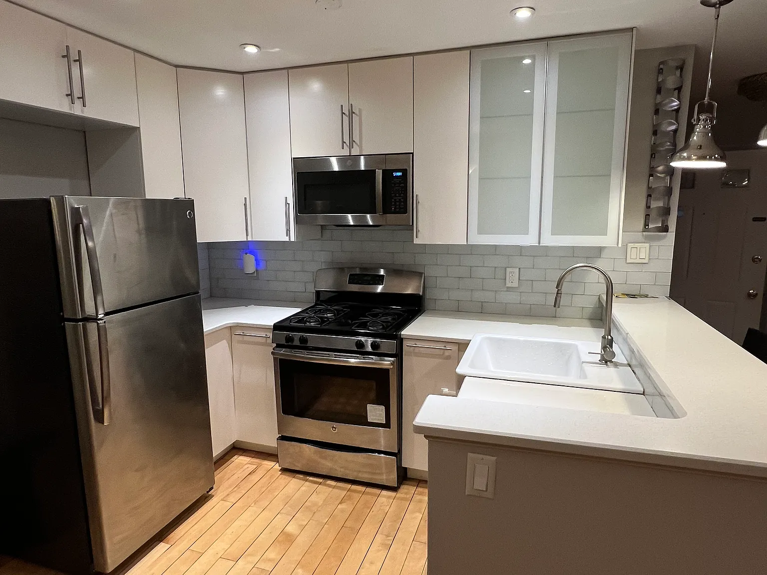 2 bed, 1.5 bath, 1086 sqft, $2,750 — Photo 3