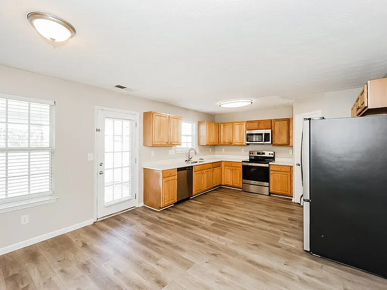 4021 Castle Way — Photo 6