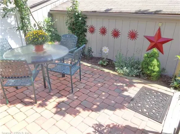 614 Longfellow Dr, Branford, CT 06405