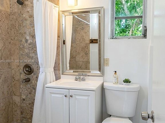 4th image of 2463 Dewey St #2