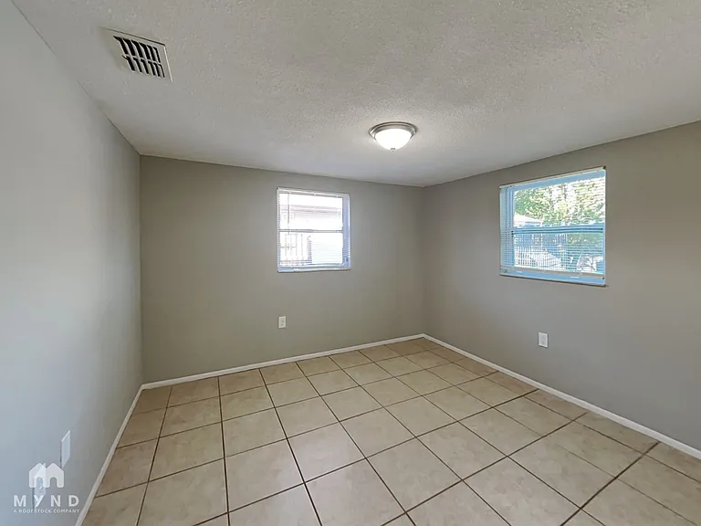 9136 Suffolk Ln — Photo 10