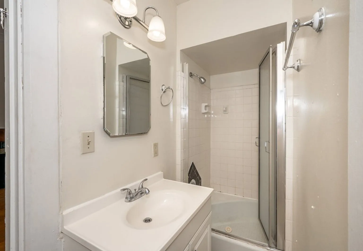 5 bed, 2.0 bath, $4,000 — Photo 4